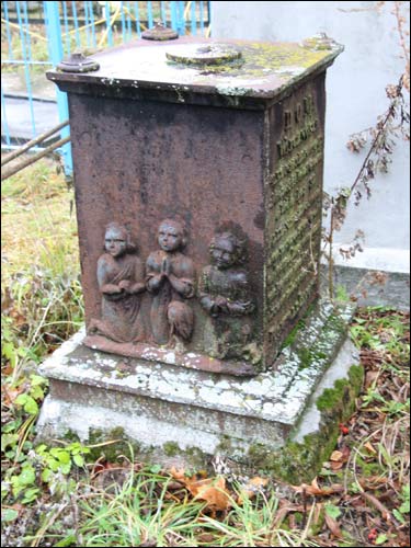  - Cmentarz stary katolicki. Pomnik na mogile Alexandry (1861) żony Romualda Łopotta; matki zmarłych dziewczynek, przedstawionych na płaskorzeźbie nagrobka
