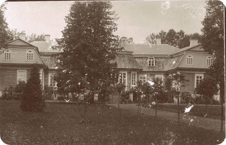  - Zespół dworsko-parkowy . Dwór Chrapowickich od strony parku