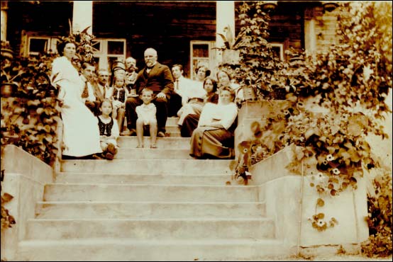  -  .   [1860-1932]    .    -   [1903-1975].   -   '  .  1912 .