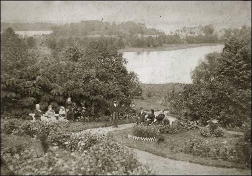  - Сядзіба Абламовiчаў. Від на возера Белая Ганьча з боку сядзібы Юстыанаў (фот. 1867 г. з архіву Д. Абламовіча)