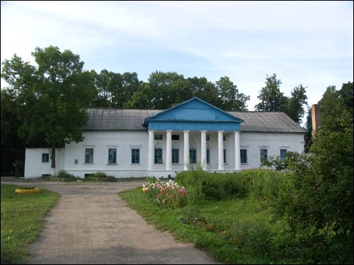  - Zespół dworsko-parkowy Czarnockich. Fasada główna