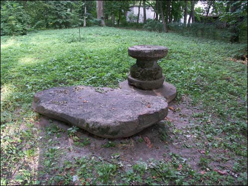  - Zespół dworsko-parkowy Czarnockich. Kamienny stolik w parku