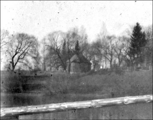 Узмёны |  Капліца могілкавая. Каплічка на здымку пач. XIX ст. Фота зроблена святаром Паўлам Валынцэвічам. Фрагмент