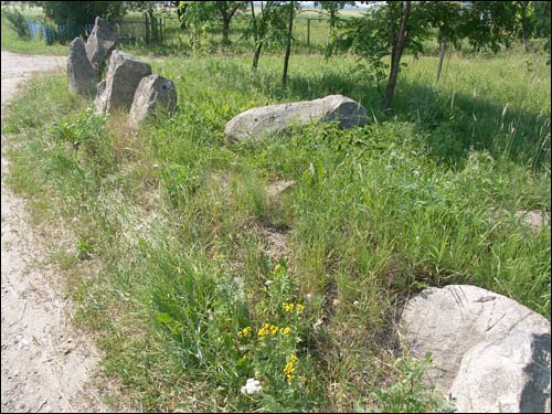 Potapowicze |   Kamieni. Przy drodze, jak kaplice przydrożne lub krzyże przebłagalne '...od powietrza, głodu, ognia i wojny - zachowaj nas, Panie!' (?)