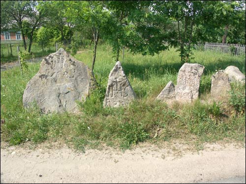 Potapowicze |   Kamieni. Przy drodze