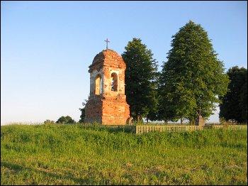 Czombrów.  Kaplica na cmentarzu Karpowiczów