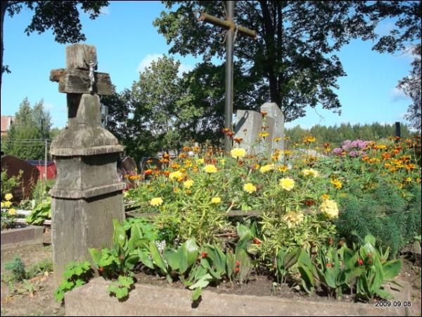 Могілкі каталіцкія Біюцішках.   - Могілкі каталіцкія.