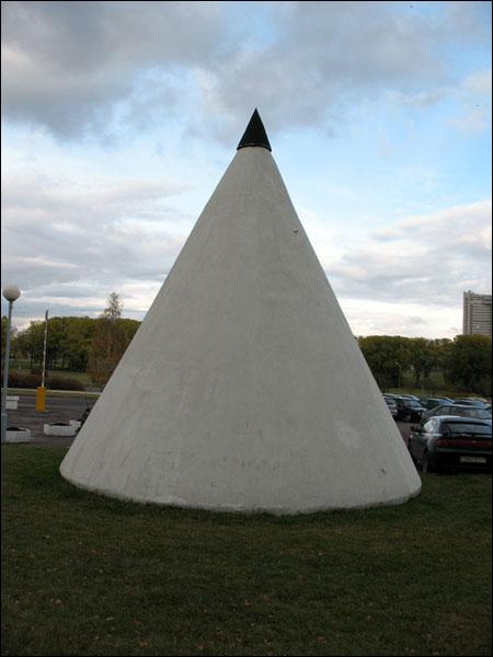 Нямецкі ДАК каля будынка Белдзяржпраэкту, праспект Пераможцаў (былы Машэрава) Мінск (Менск). Абарончыя ўмацаванні