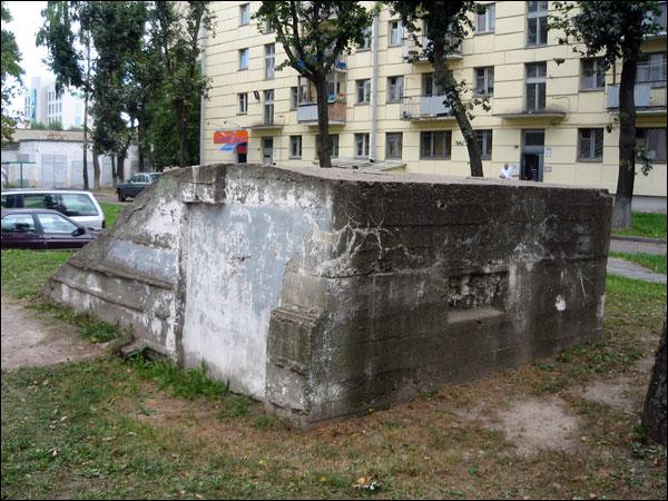 Нямецкі ДАК, вул. Дразда (Абутковы завулак) паміж дамамі 7 і 17 На самой справе гэта ўмацаваны ўваход у сховішча. Мінск (Менск). Абарончыя ўмацаванні