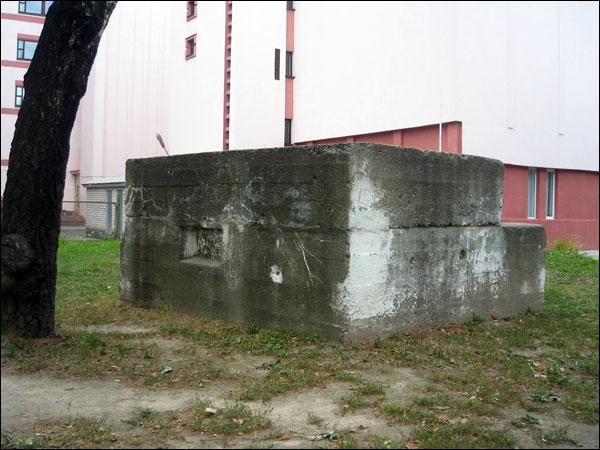 Нямецкі ДАК, вул. Дразда (Абутковы завулак) паміж дамамі 7 і 17 На самой справе гэта ўмацаваны ўваход у сховішча. Мінск (Менск). Абарончыя ўмацаванні