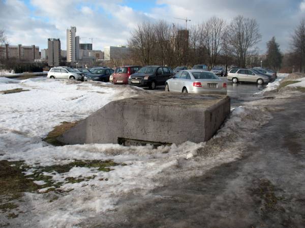 Нямецкі ДАК каля банку Масква-Менск, побач з гасцініцай Беларусь Мінск (Менск). Абарончыя ўмацаванні