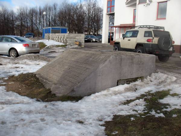 Нямецкі ДАК каля банку Масква-Менск, побач з гасцініцай Беларусь Мінск (Менск). Абарончыя ўмацаванні