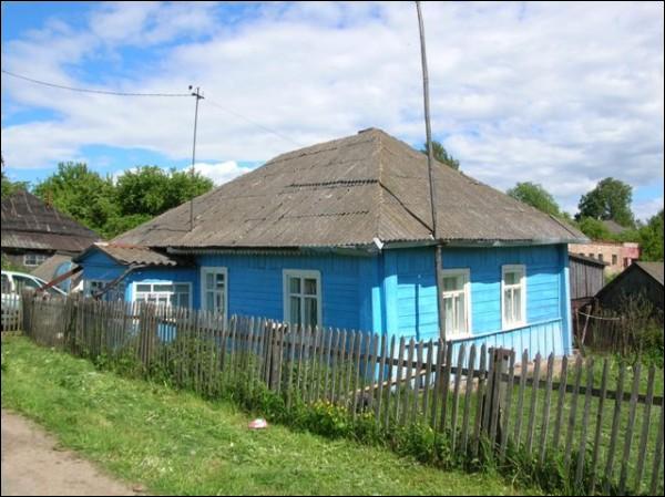  - Вуліцы мястэчка . Стракатыя дахі - адлюстраваньне габрэйскага мінулага мястэчка