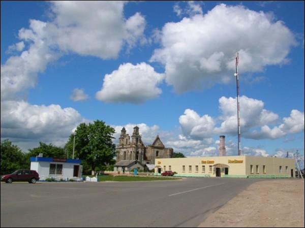  - Вуліцы мястэчка . Погляд на касьцёл ад гандлёвай плошчы у Смалянах. Сёньняшні гандлёвы цэнтр - былы хлебазавод