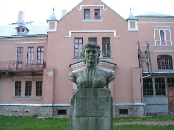 Polibino |  Dwór Korwin-Krukowskich. Pomnik Zofii Kowalewska przed dworem (foto 04.07.2005)