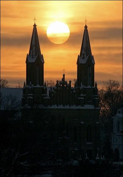 Крынки |  Костёл Святой Анны. Башни костёла на фоне заходящего солнца