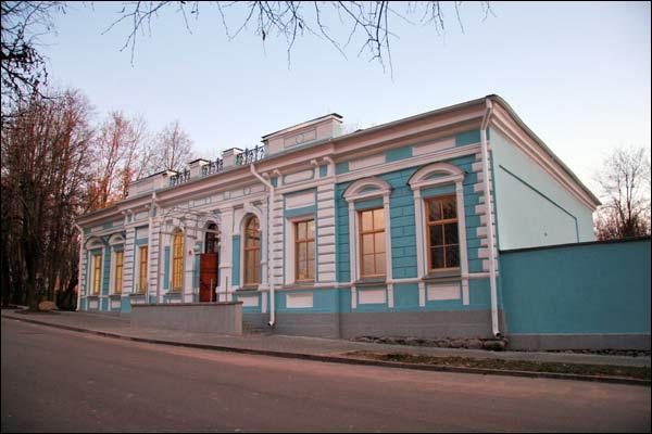  - Budynki zabytkowe ul. Czechowa (Wietranaja). ul. Czechowa 4. Budynek dawnego sierocińca emerytowanych urzędników imieniu Galimbatovskaga (XIX / XX w.). Fot. 11.2009