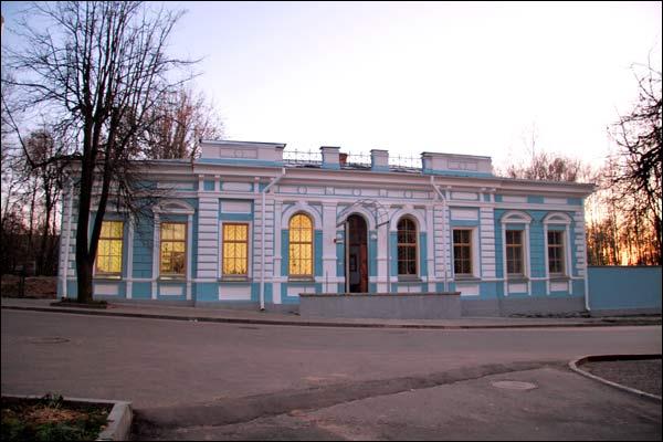 Віцебск |  Гістарычная забудова вул. Чэхава (Ветраная). вул. Чэхава, 4. Будынак былога прытулку адстаўных чыноўнікаў імя Галімбатоўскага (ХІХ/ХХ стст.) Фота 11.2009