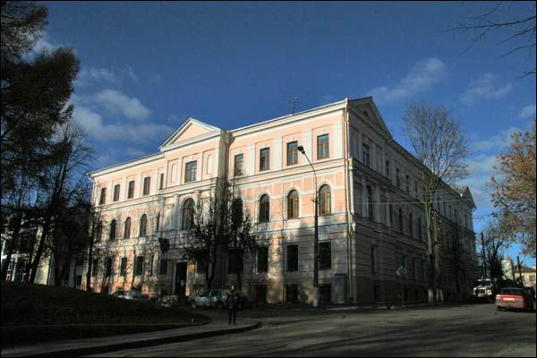  - Budynki zabytkowe ul. Czechowa (Wietranaja). ul. Czechowa 11. Budynek męskie szkołę religijną (fot. 11.2009)