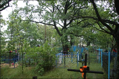  - Царква Святога Георгія. Вясковыя могілкі, на якіх стаіць царква (07.2007)