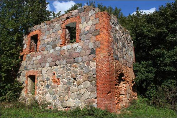 Surviliški. Farmstead (ruins)
