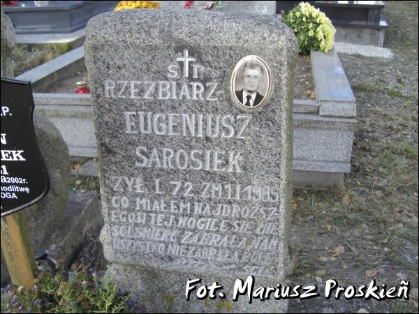  - Cmentarz katolicki. Nagrobek Eugeniusza Sarosieka, rzeźbiarza, autora wielu nagrobków na tym cmentarzu, szczególnie tych o kształcie ścietego drzewa