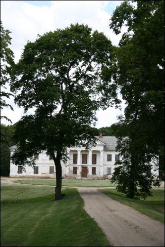  - Zespół pałacowo-parkowy . Dwór widziany od strony bramy wjazdowej na teren majątku