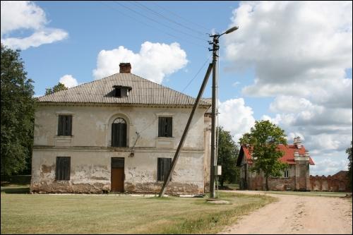  - Zespół pałacowo-parkowy . Zespół pałacowy widziany od strony dworu gospodarczego