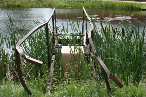  - Zespół pałacowo-parkowy . Staw w zespole zabudowań gospodarczych