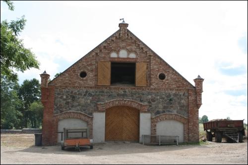  - Zespół pałacowo-parkowy . Pałacowe stajnie