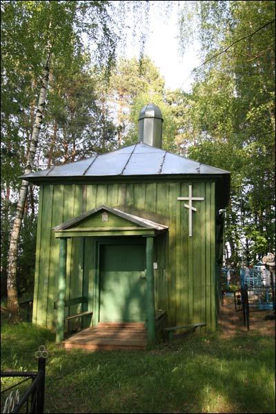  - Kaplica cmentarna . Drewniana kaplica na cmentarzu w Chutarance