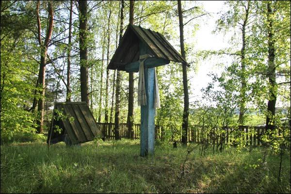  - Kaplica cmentarna . Krzyżyki-kapliczki na cmentarzu