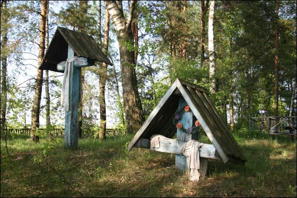  - Kaplica cmentarna . Krzyżyki-kapliczki na cmentarzu