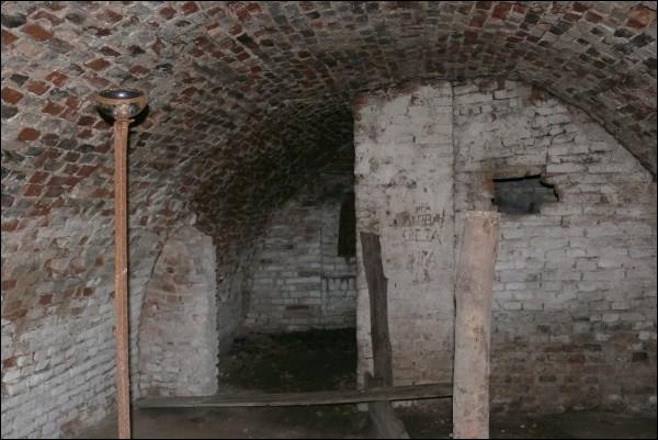  - Dwór gospodarczy . 