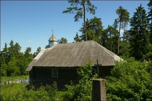 Lubna. Graveyard chapel 