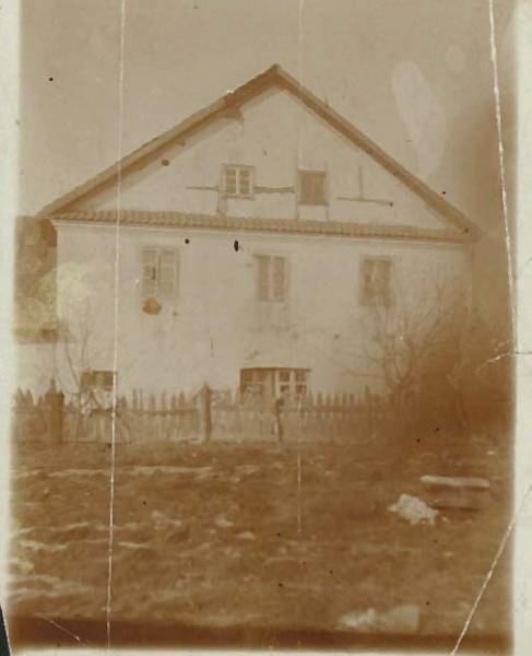 Зэльва |  Мястэчка на старых фотаздымках . Дом Фердынанда Шухардта (Schuchardt) на рынку ў Зэльве. Фота з архіву Шухардтаў
