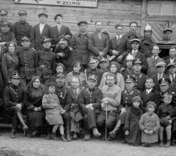 Пажарная каманда ў Зэльве. З дачкой на каленях - Фердынанд Шухардт, камендант пажарнай каманды. Фота з архіву Шухардтаў Зэльва. Мястэчка на старых фотаздымках