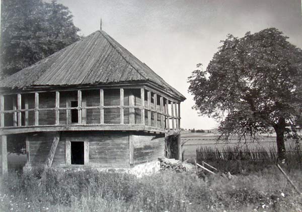  - Manor . Lamus in Biruki. Photo by Jan Bulhak (from the Lith. State Hist. archive)
