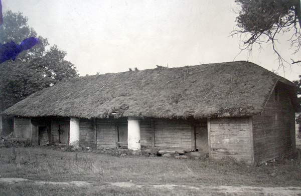  - Manor . The barn in Biruki. Photo by Jan Bulhak (from the Lith. State Hist. archive)