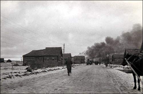  - Город на фотографиях времен 2-ой мировой войны . Логишин. Местечковая улица. Снимок 1941-44 гг.