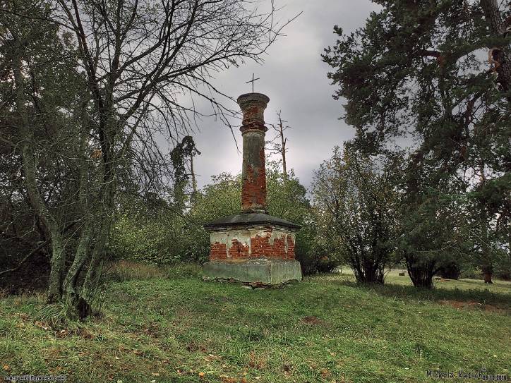 Asošniki.  Memorial column