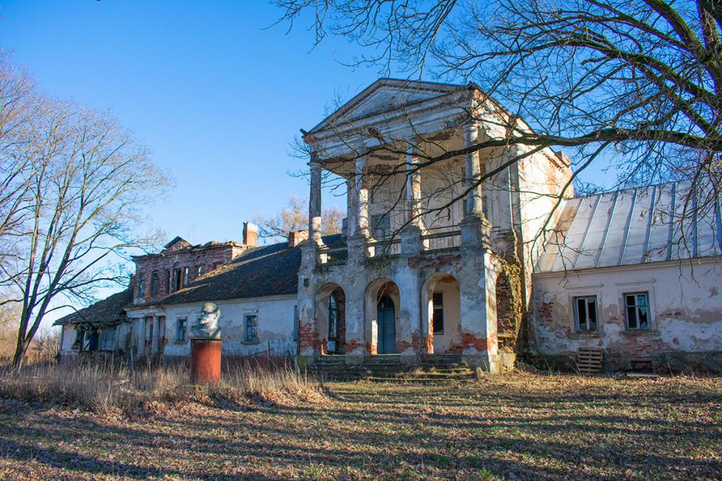 Интернациональный (Линово). Дворцово-парковый ансамбль Трембицких