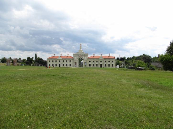 Różana. Pałac Sapiehów