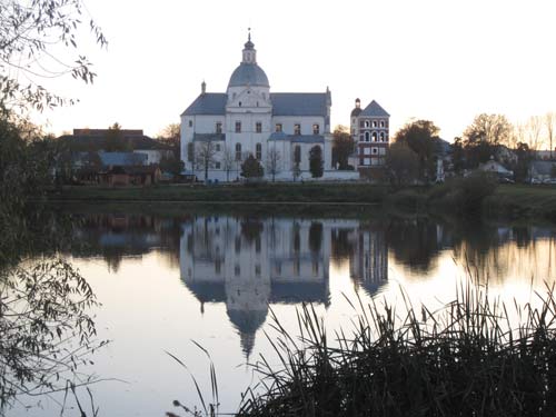  - Костёл Тела Господня (Фарный). Вид на фарный костёл через бернардинский пруд в Несвиже