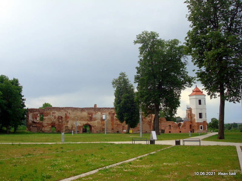  -  Замок Сапегов, руины. Вид на замок