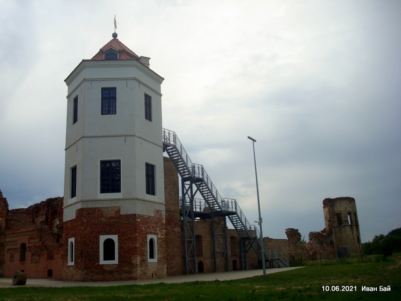  -  Замок Сапегов, руины. Башни замка