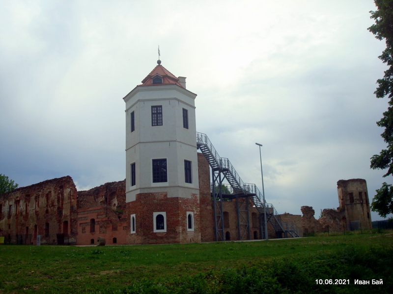  -  Замок Сапегов, руины. Башни и часть замка