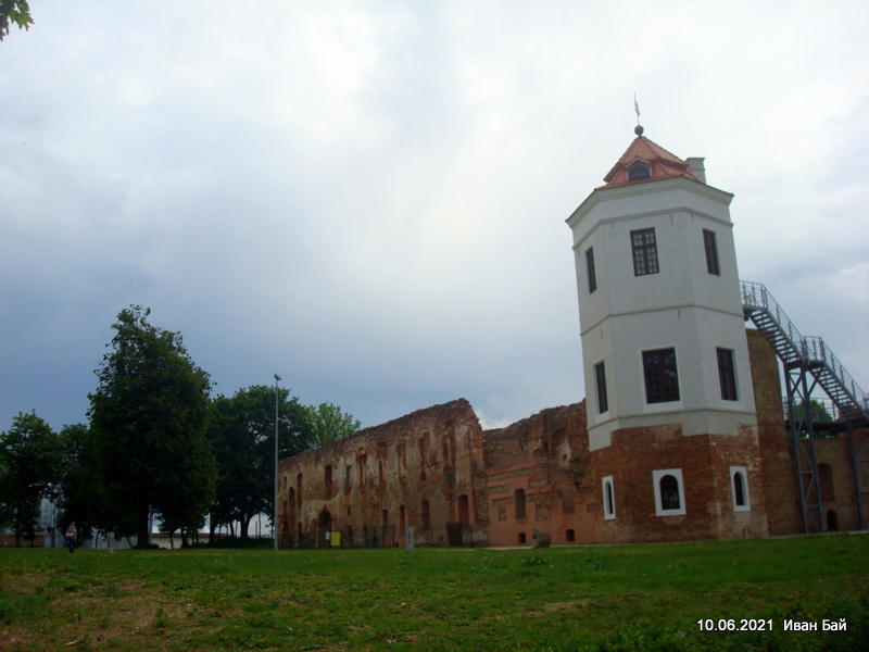  -  Замок Сапегов, руины. Башня и часть замка