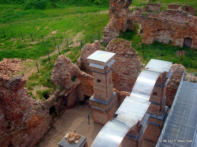  -  Замок Сапегов, руины. Вид на замок со смотровой площадки