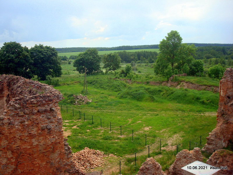  -  Замок Сапегов, руины. Вид на замок со смотровой площадки